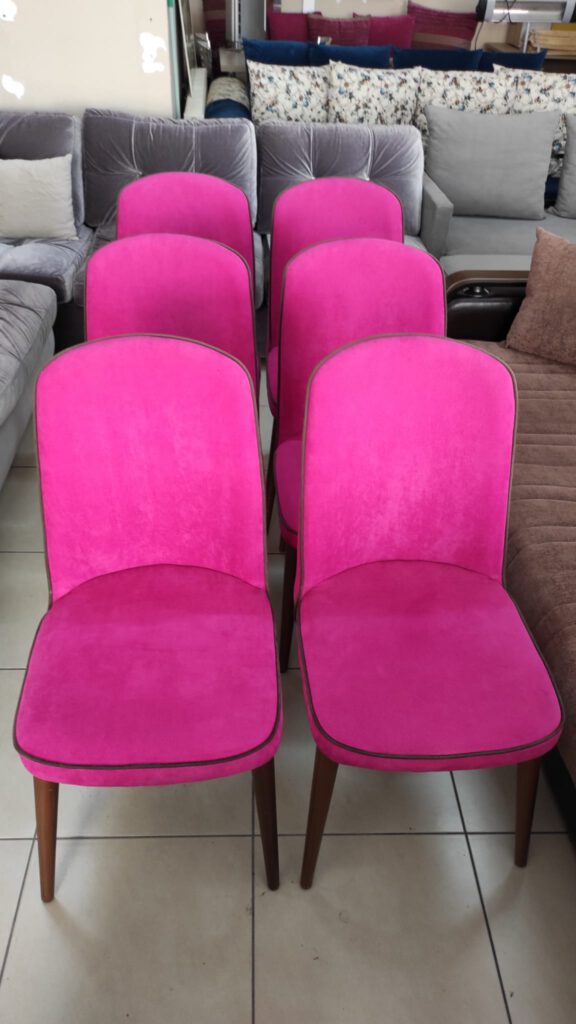 YEMEK MASASI İÇİN PEMBE SANDALYE